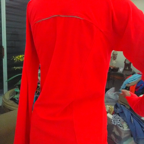 BNWT ATHLETIC TOP NEON / BY ATTIVO SZ. SM. LONG SLEEVE REFLECTOR LINES THUMBHOLE - Picture 6 of 7